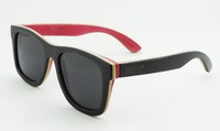 Gafas de sol de madera negras y rojas.
