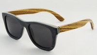 Gafas de sol de madera évano y natural.