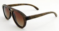 Gafas de madera retro marrón.