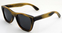 Gafas de sol de madera envejecida