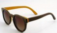 Gafas de sol de madera en marrón y amarillo.